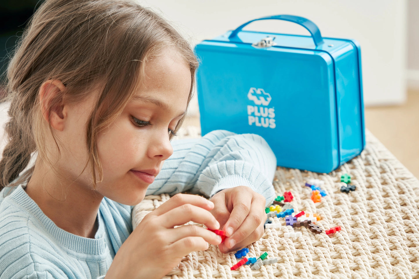 Plus-Plus metalinė dėžutė – 600 detalių konstruktorius (mėlyna)